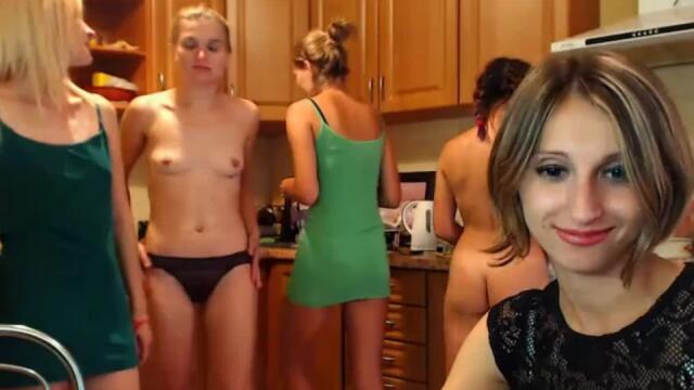 キッチンにいる5人の女の子、全員裸。 かわいくてセクシー